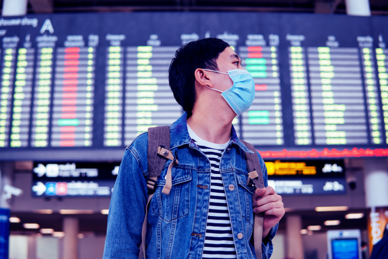 Homem em aeroporto, enfrentando problemas e cogitando abrir reclamação na Anac.