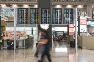 voo cancelado direitos passageiros aguardando alimentação aeroporto