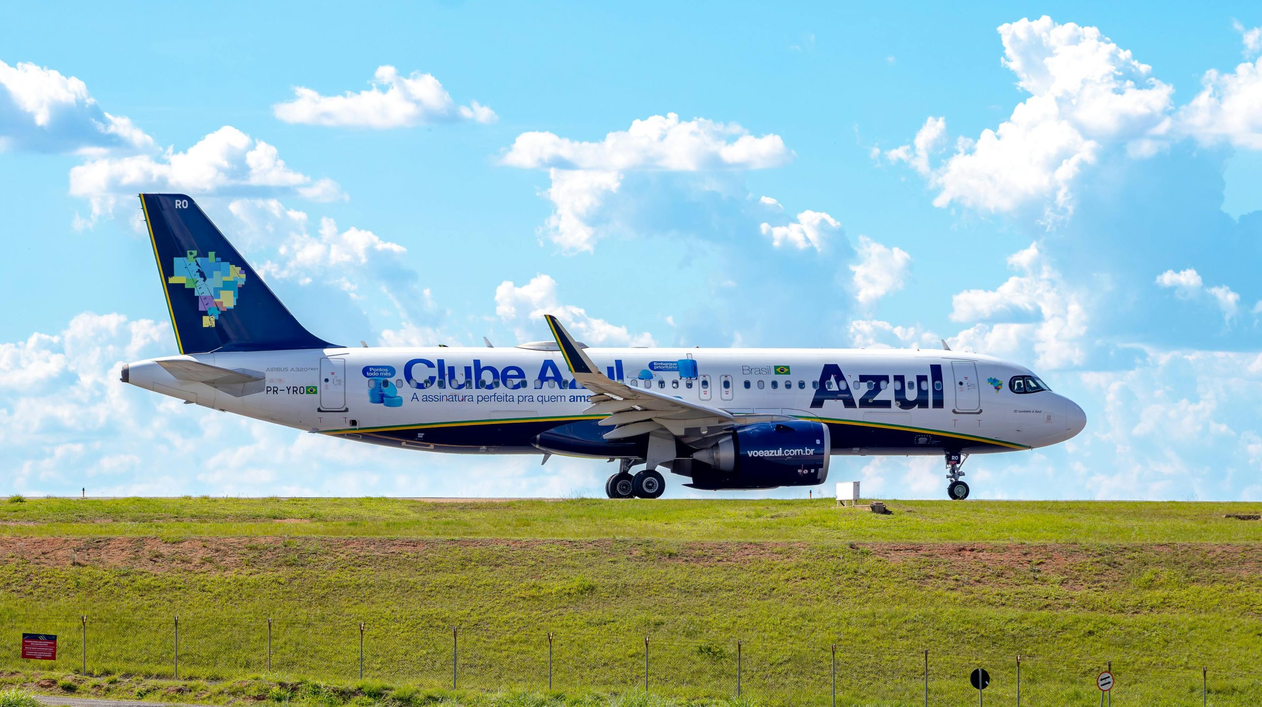 Não pagar assento Azul: saiba como evitar a taxa e conhecer seus direitos